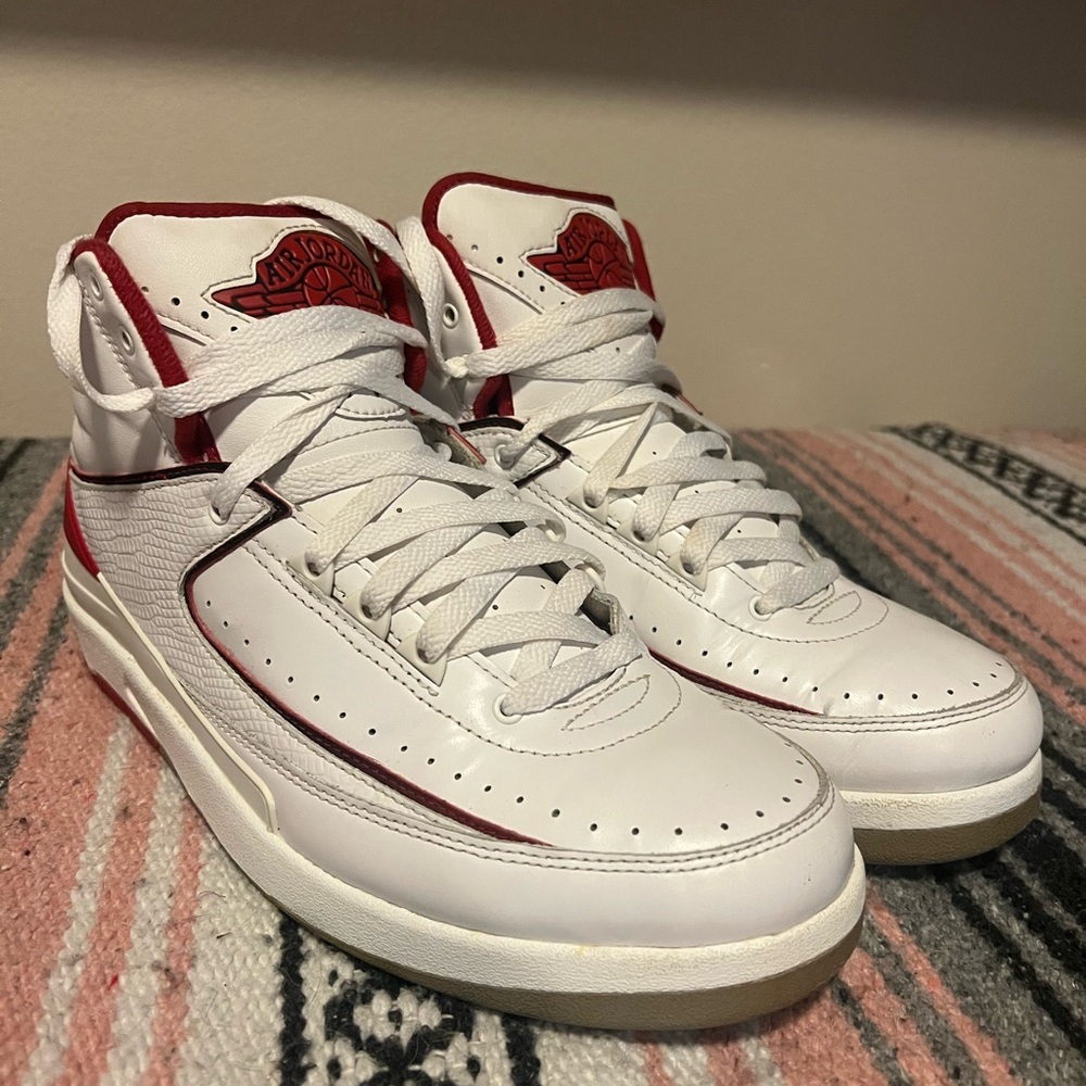 Air Jordan 2 retro red <White and Red High-Top Sneakers>